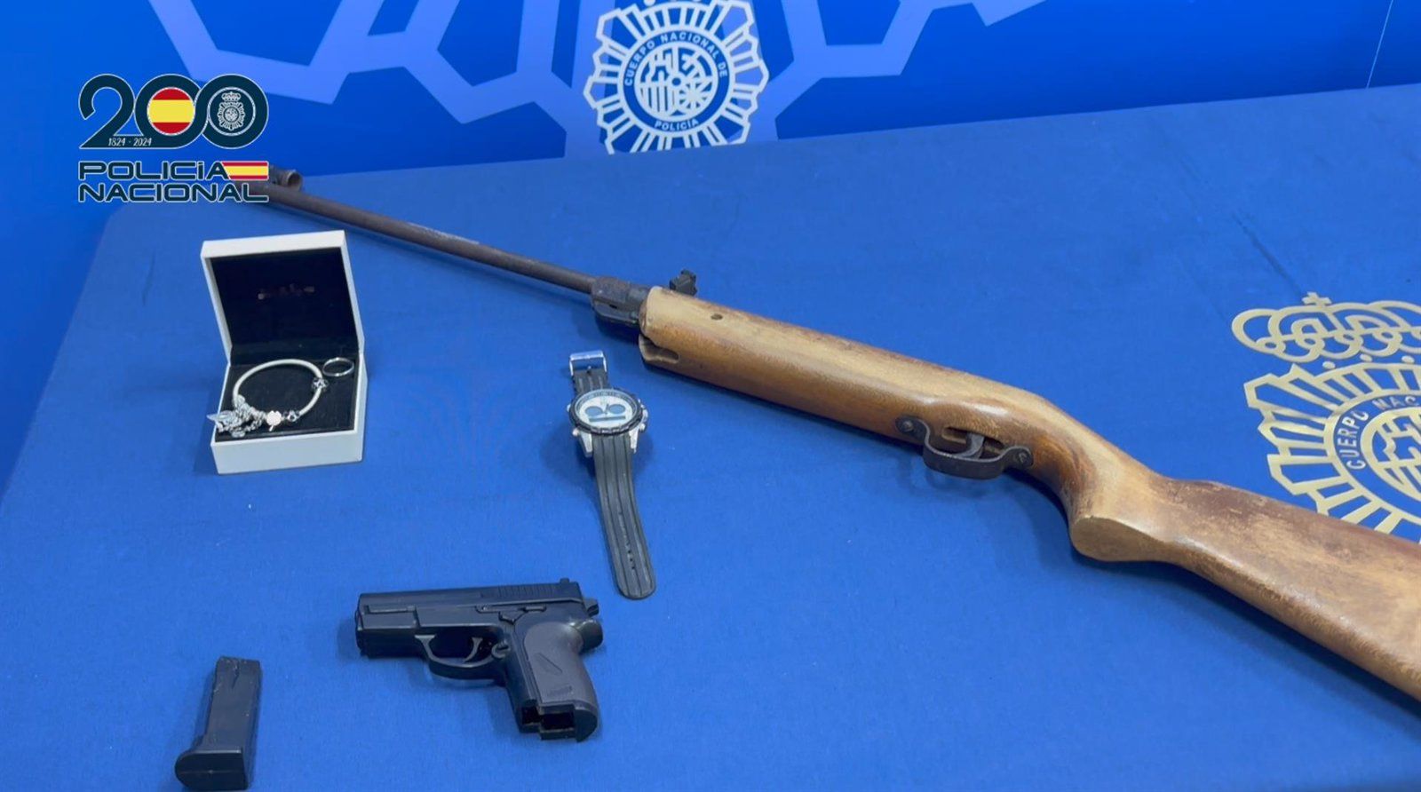 La Policía detiene en Vicálvaro a dos hombres por atracar una joyería haciéndose pasar por repartidores