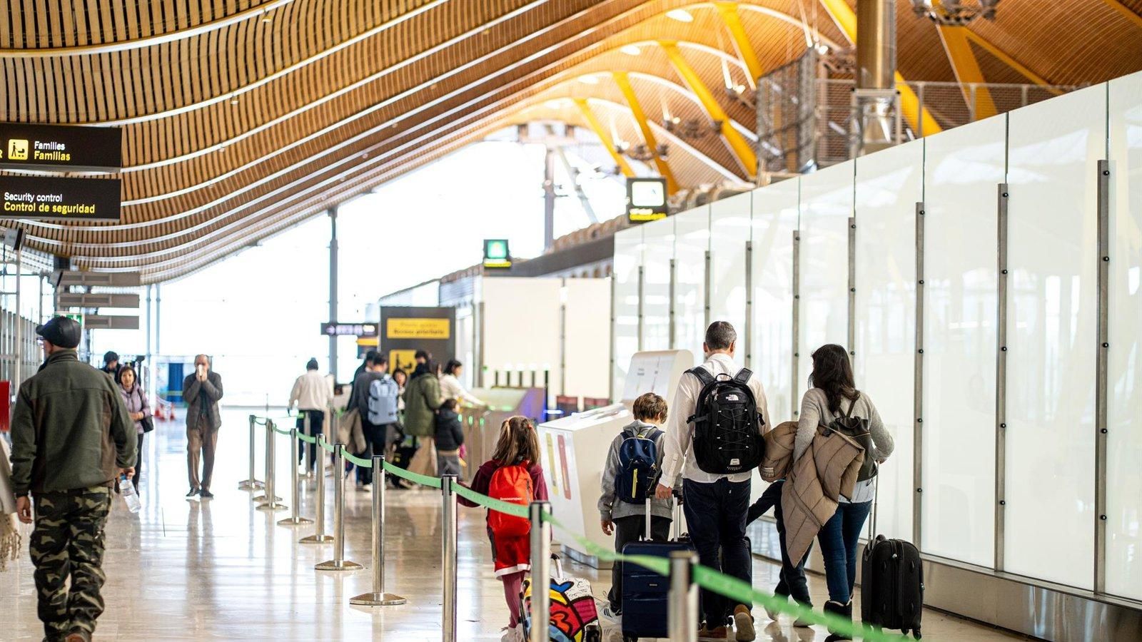 Detenidos dos hombres de origen magrebí en Madrid-Barajas por robar al cantante puertorriqueño Zion una mochila con 2,5 millones de dólares