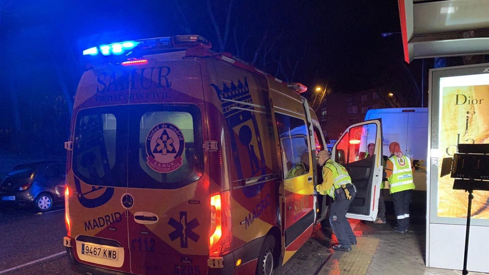 Tres jóvenes heridos al chocar su coche contra un camión en la M-30 de Madrid