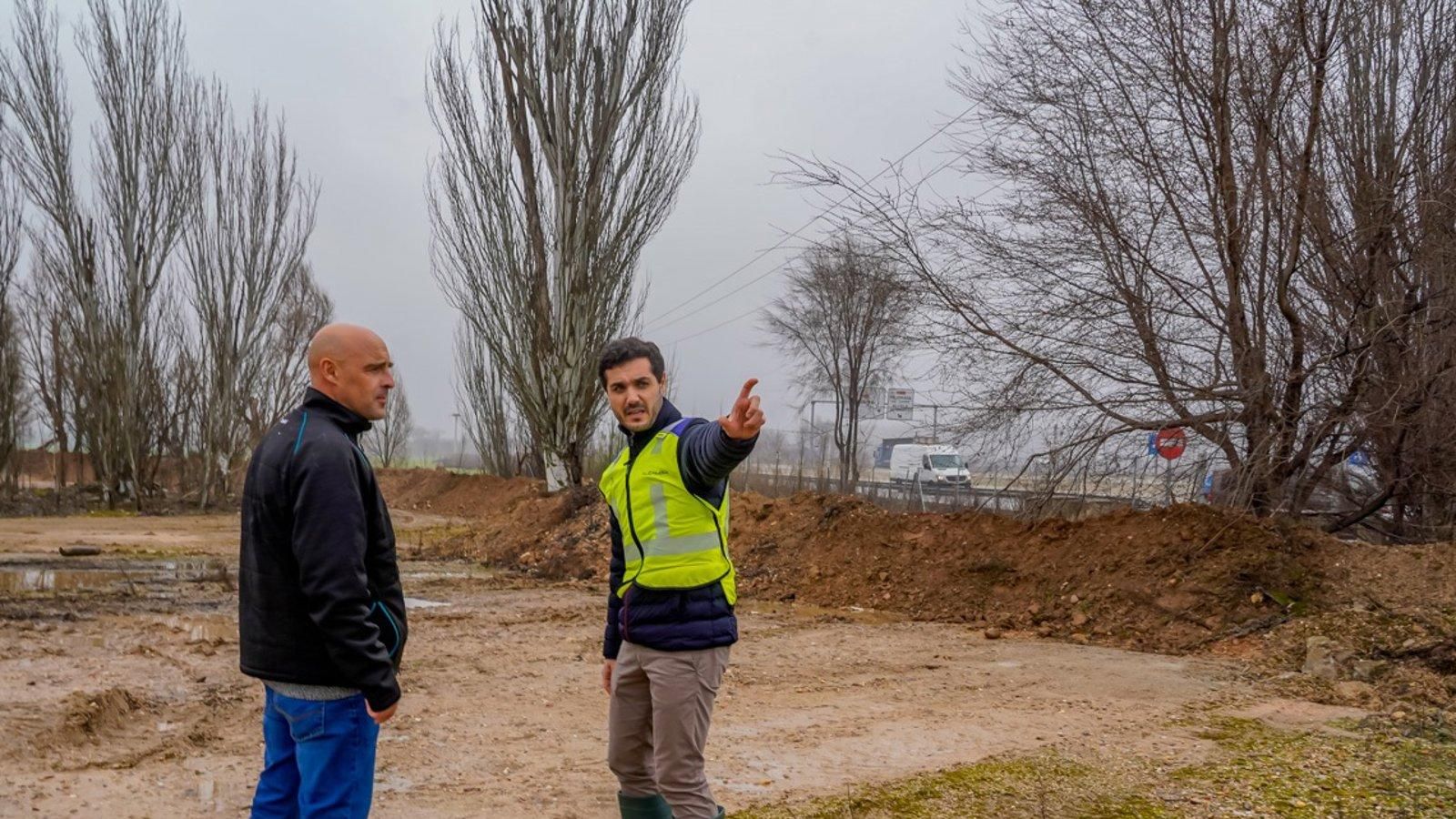 El Ayuntamiento de Torrejón levanta un dique para evitar inundaciones en la M-206