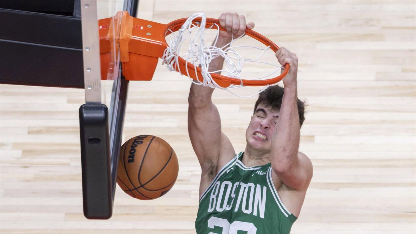 Hugo González firma un doble-doble con los Celtics ante los Bucks