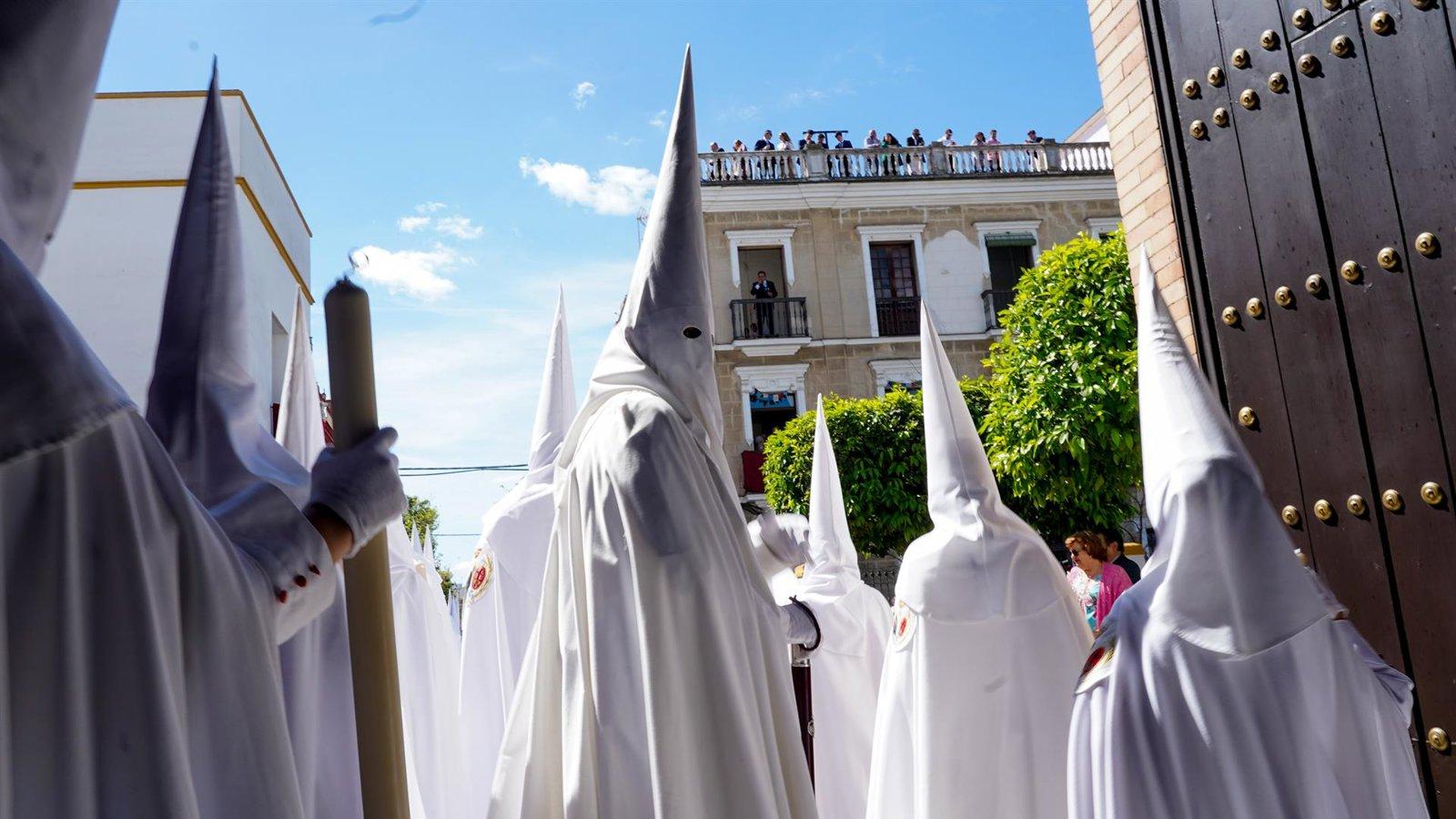 Récord de nazarenos en Sevilla: la Semana Santa arranca con cortejos cada vez más multitudinarios