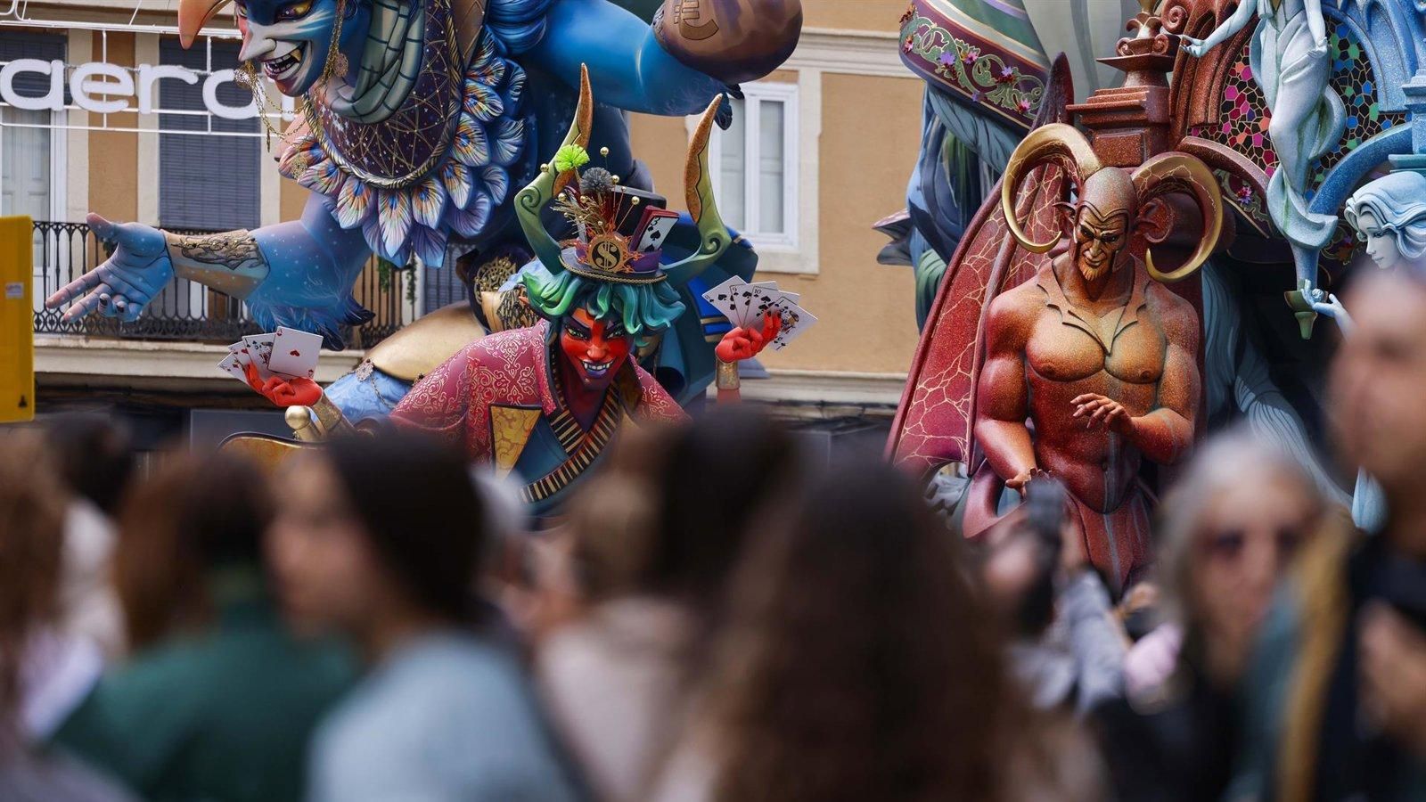 Las Fallas de València 2026 llaman a la paz con monumentos inspirados en la actualidad mundial