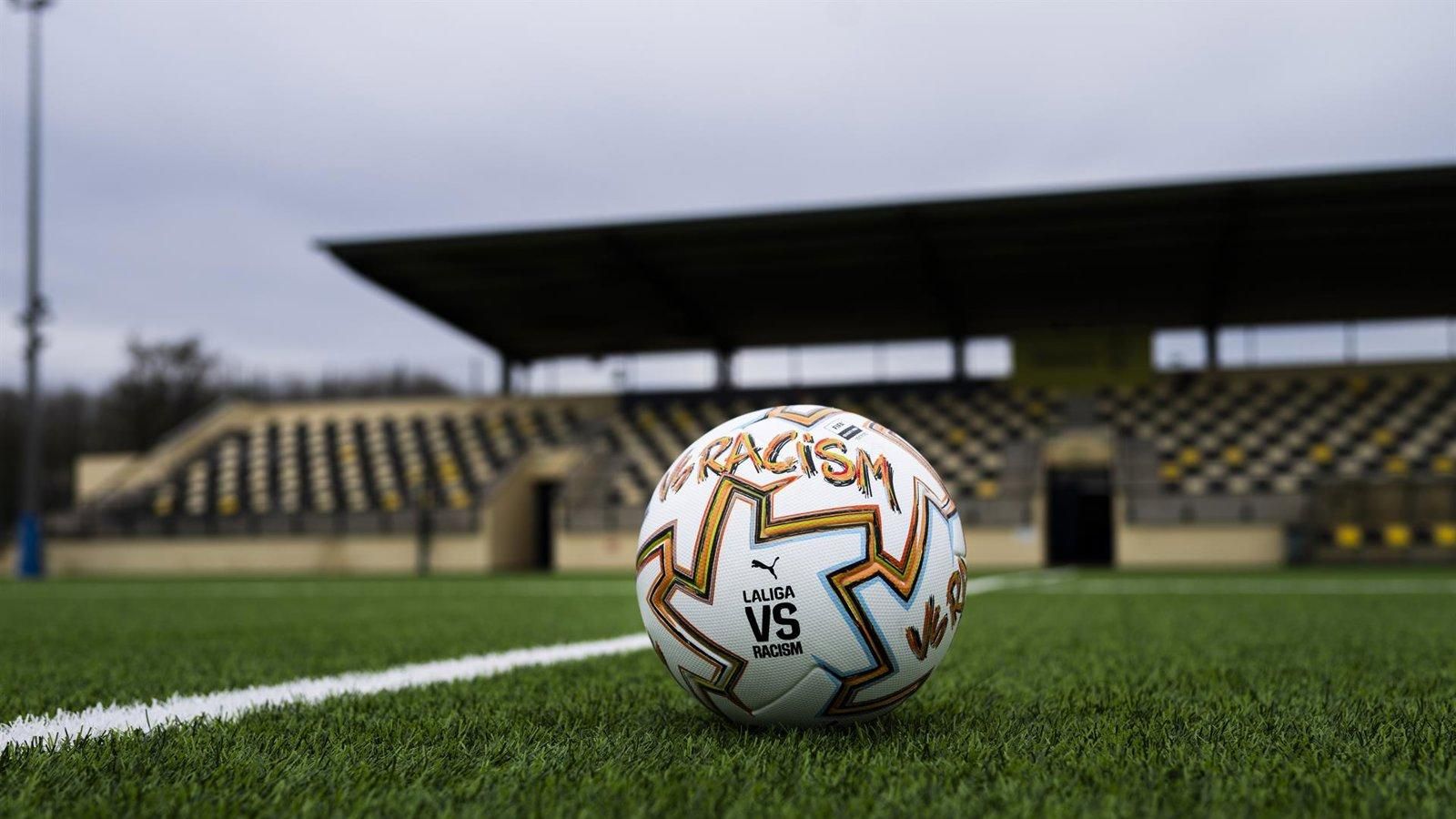 LaLiga y Puma presentan el balón VS Racism diseñado por el artista urbano SUSO33