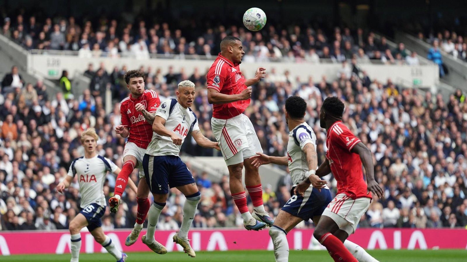 El Tottenham se hunde tras caer 0-3 ante el Nottingham Forest y queda al borde del descenso