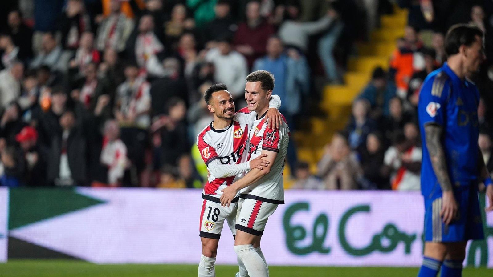 El Rayo Vallecano vence al Real Oviedo con un doblete de Jorge de Frutos en Vallecas