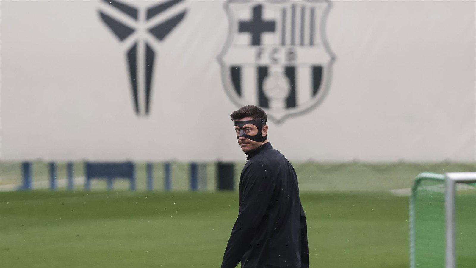 Lewandowski recibe el alta y entra en la convocatoria del Barça para San Mamés