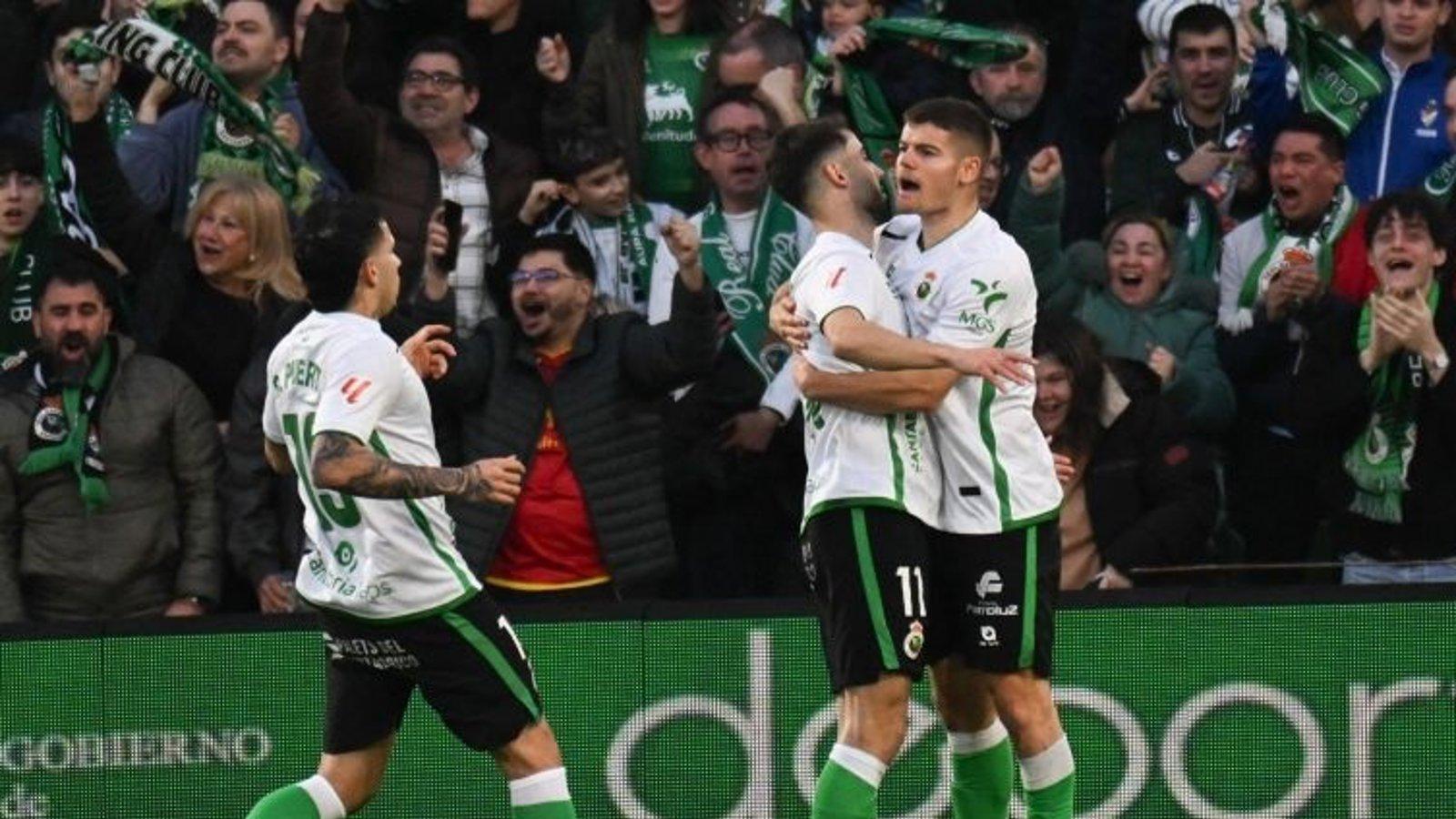 El Racing mantiene el liderato tras ganar al Córdoba y el Dépor tropieza ante el Granada