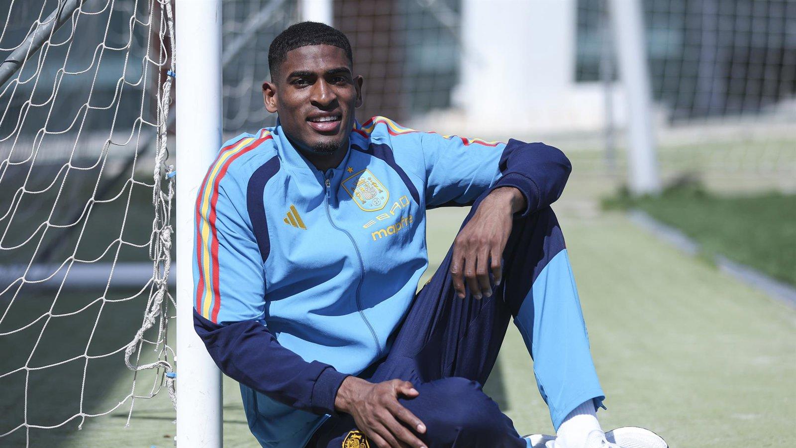 Mosquera reivindica la “paciencia” tras debutar con España y sueña con el Mundial: “Ojalá pueda estar”