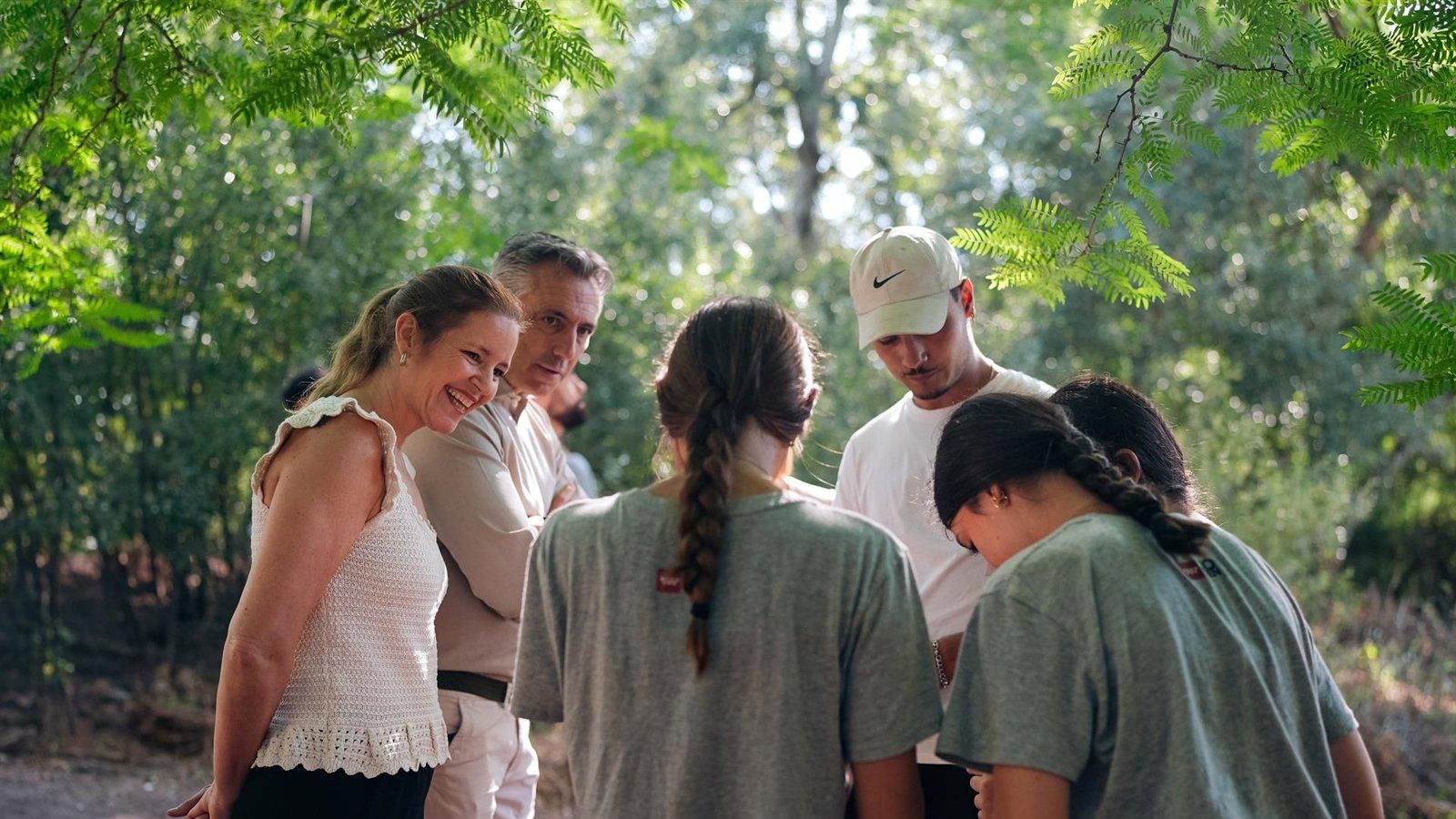 Adolescentes sin móvil: Madrid ofrece 180 plazas en campamentos de desconexión digital