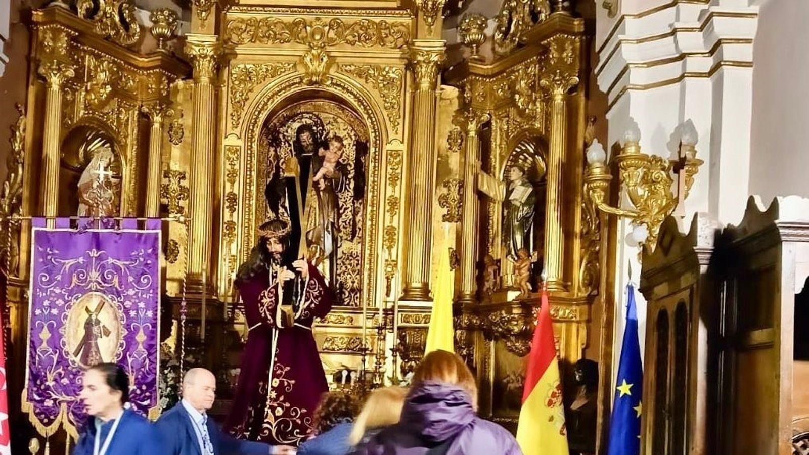 Un millar de personas participan en el primer besapiés nazareno celebrado en Arganda del Rey