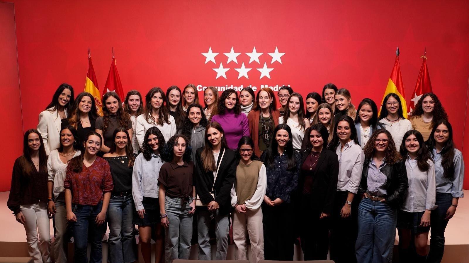 Ayuso anima a las jóvenes de ‘Chicas Imparables’ a liderar sin “autocensura” y con ambición