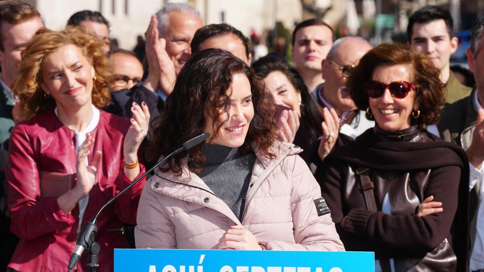 Ayuso acusa a familiares de Zapatero de facturar 200.000 € de Plus Ultra y exige explicaciones