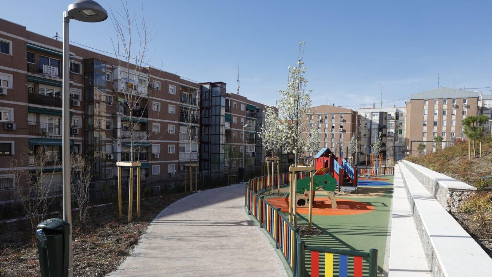 Madrid renaturaliza una parcela en Ciudad Lineal con zonas verdes y espacios deportivos