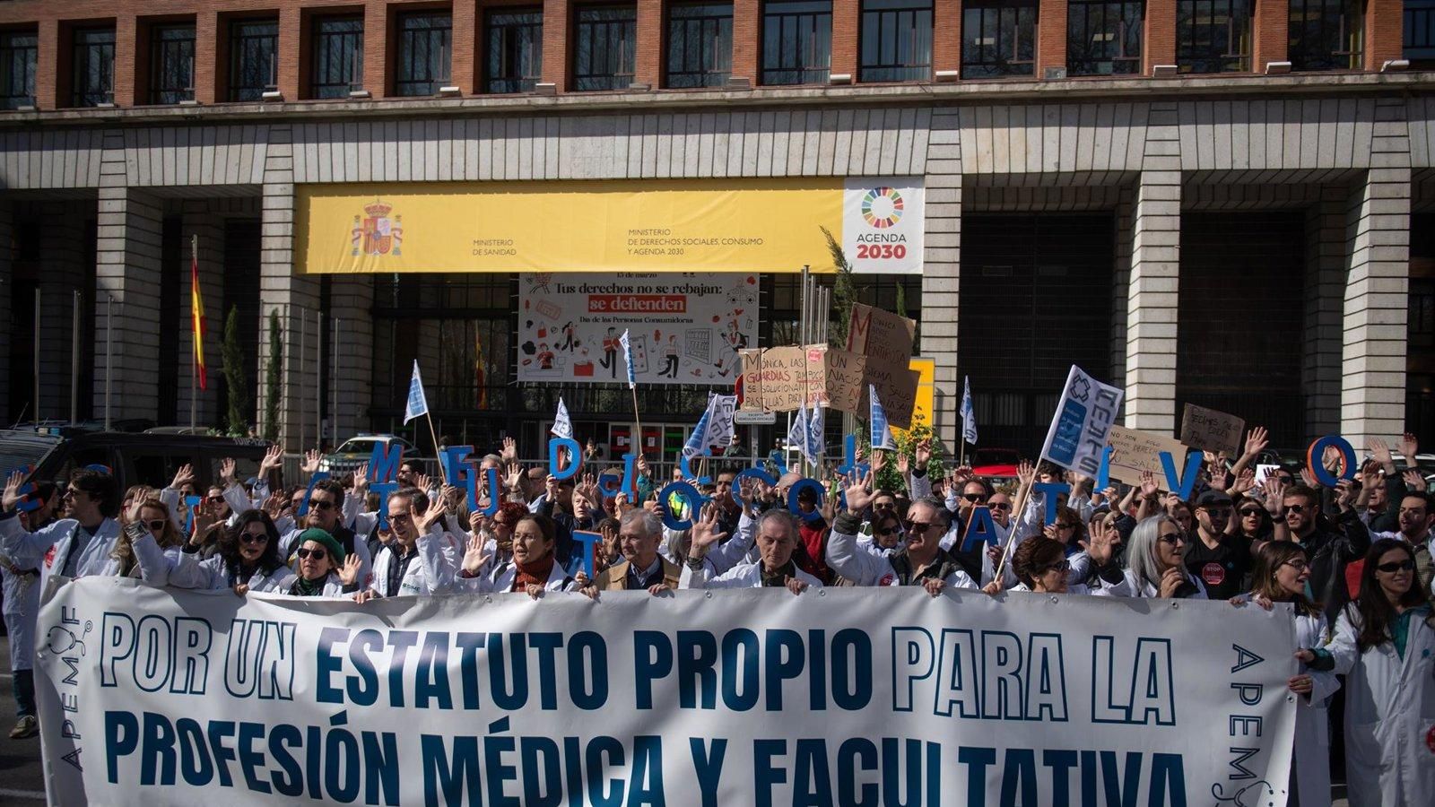 Cientos de médicos se manifiestan ante el Ministerio de Sanidad contra el Estatuto Marco