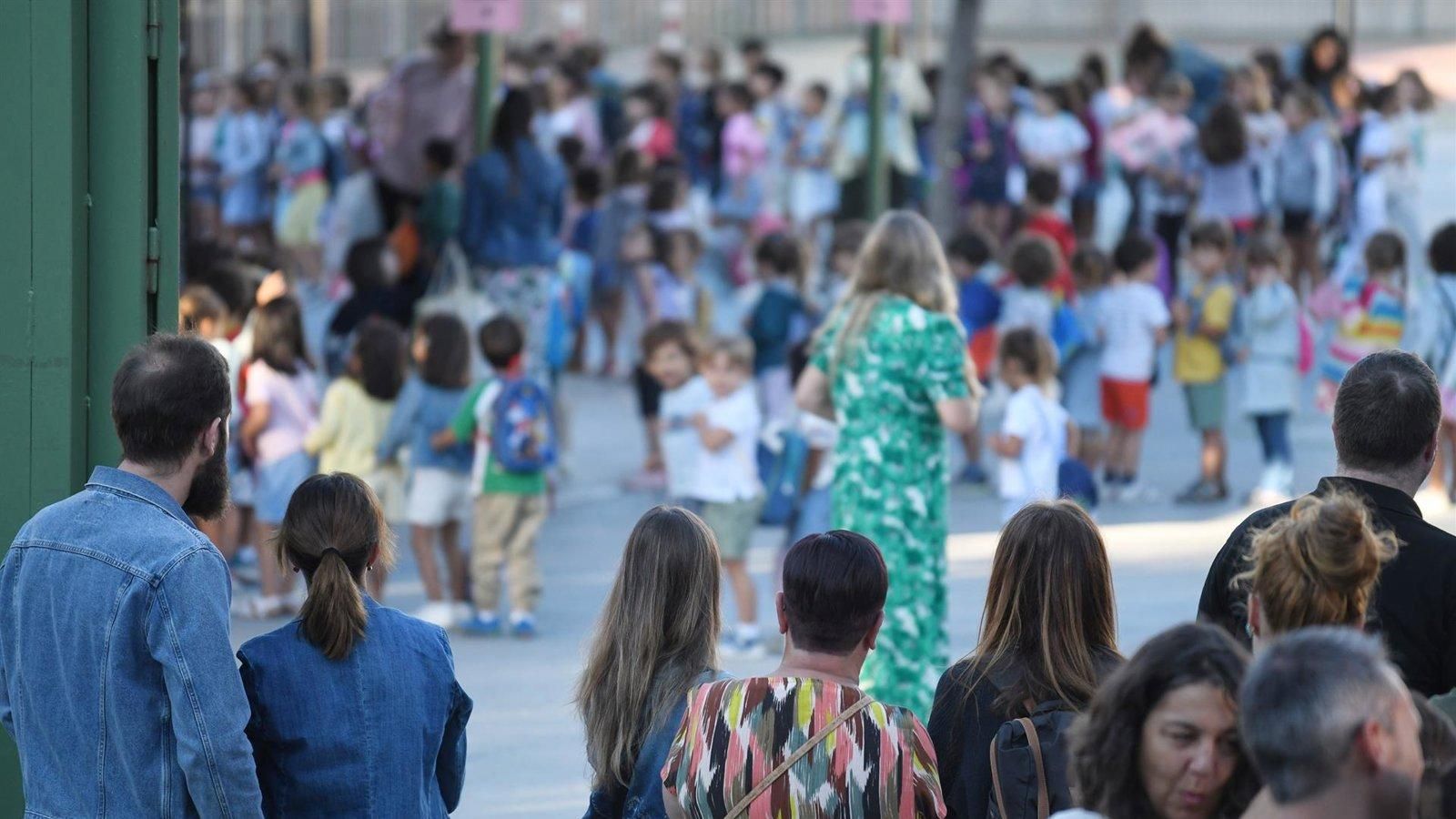 Una asociación de directores de institutos de Madrid pide a las familias elegir sus centros frente a los colegios con ESO