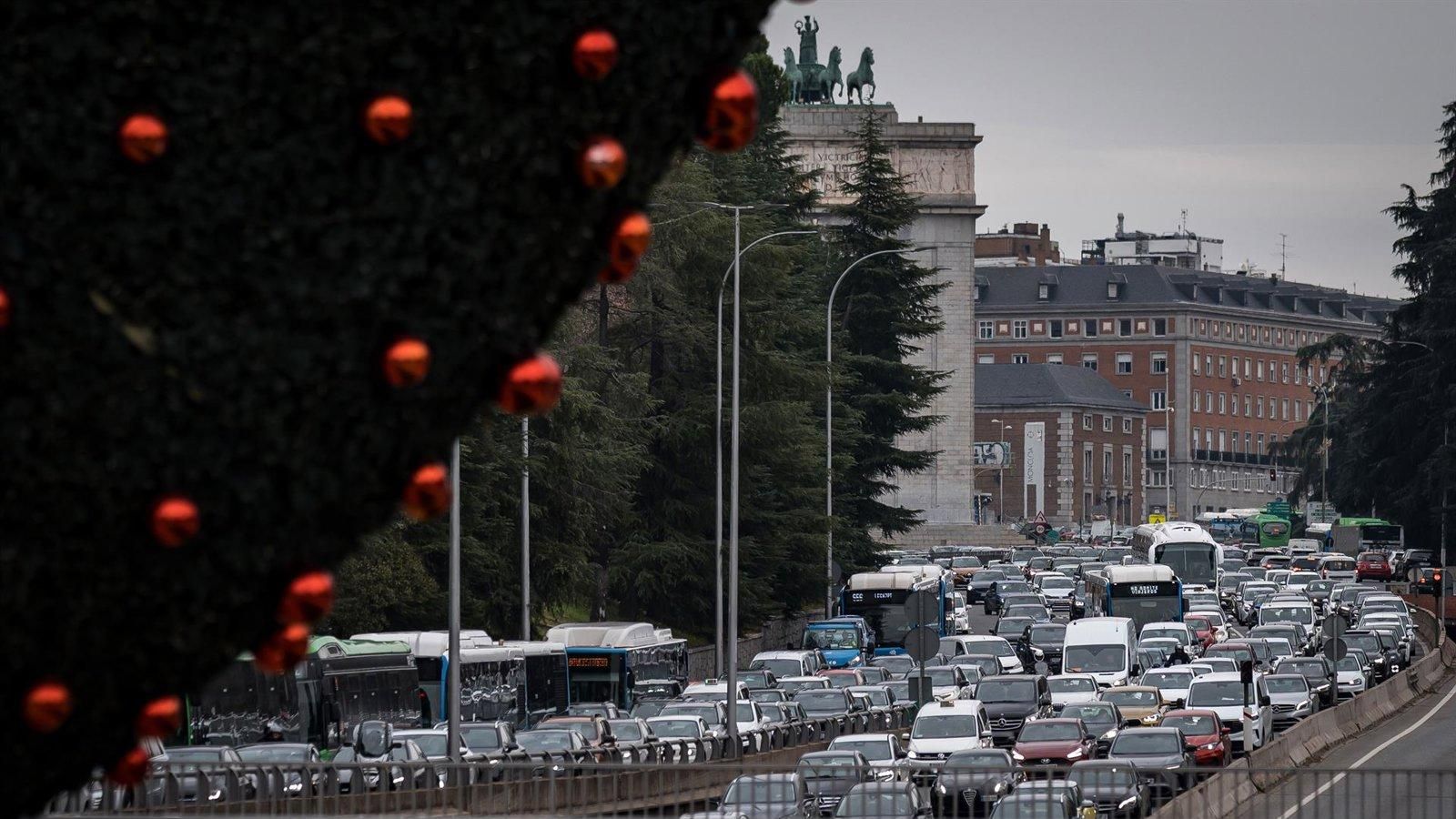 El Ayuntamiento revisará anualmente la circulación de coches sin etiqueta en la ciudad en función de la calidad del aire
