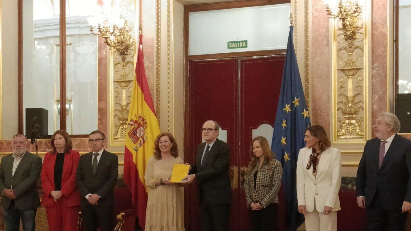 El Defensor del Pueblo alerta del desplome de taxis adaptados en Madrid