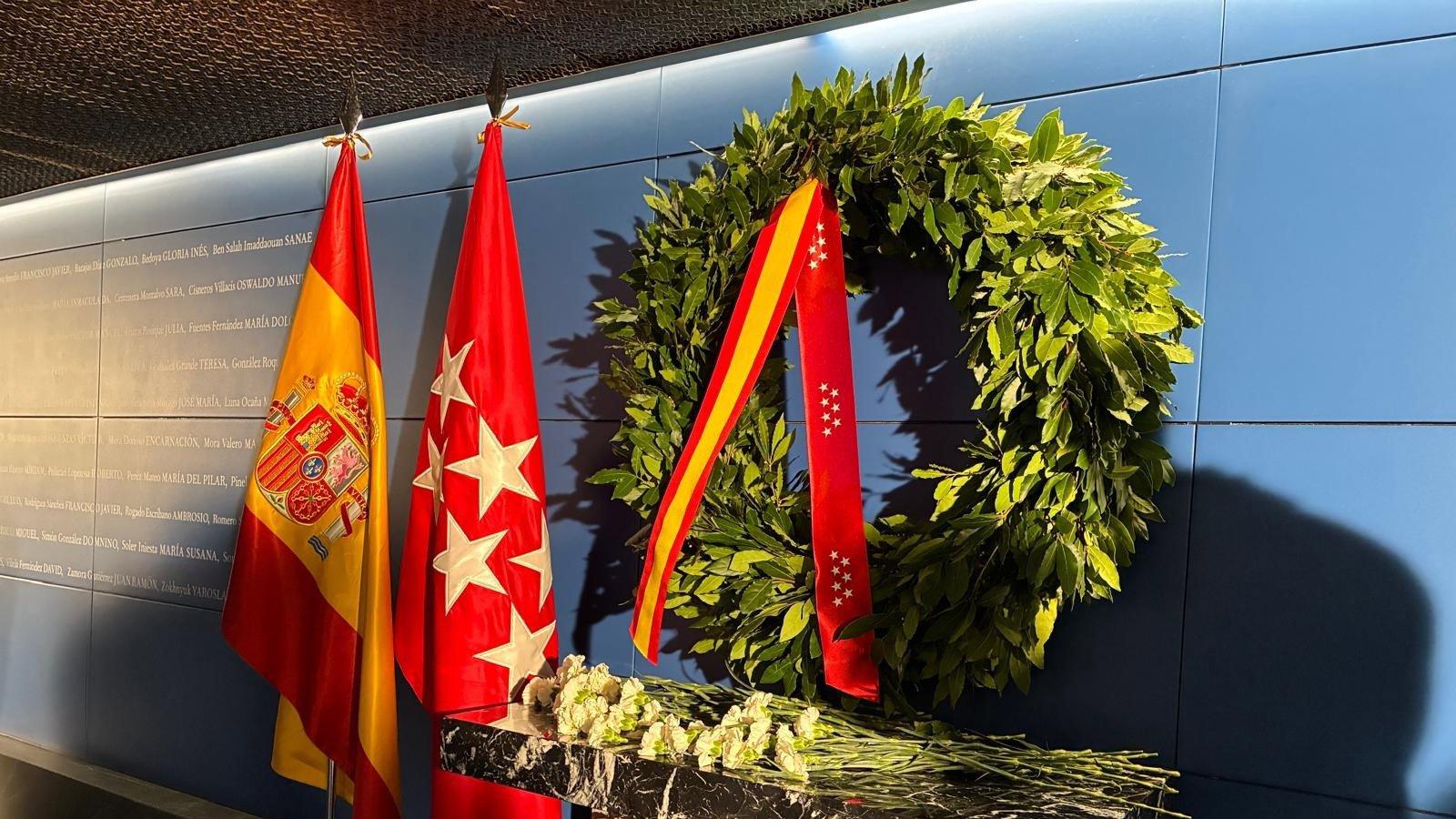 Atocha incorpora un nuevo espacio para flores y velas en memoria de las víctimas del 11-M