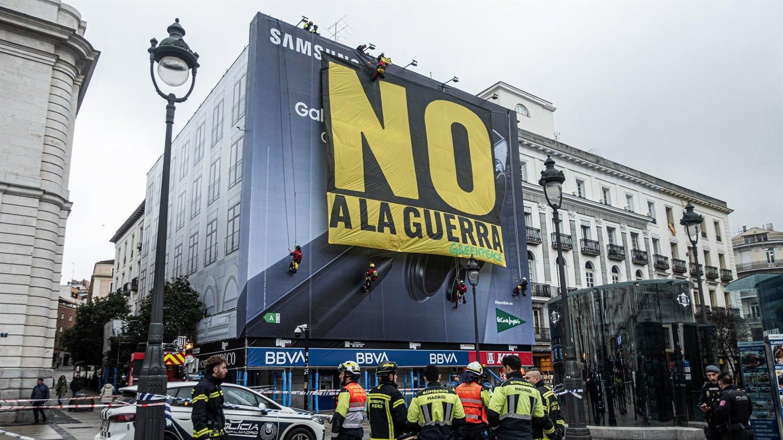 El Gobierno de Ayuso afirma que no se puede “cerrar los ojos ante la masacre” en Irán tras la protesta de Greenpeace en Sol