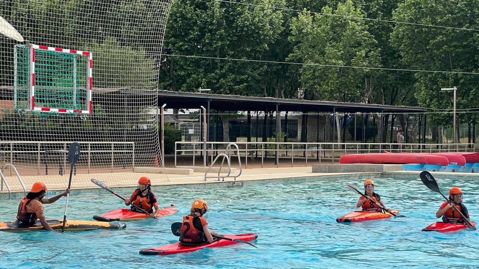 Kayak-polo en Usera: el deporte minoritario que resiste en el lago de Pradolongo