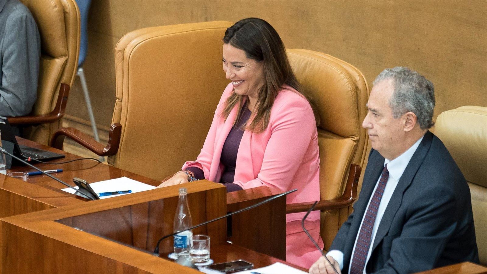 El PP recibe con aplausos a Ana Millán en la Asamblea de Madrid tras el archivo de su causa judicial