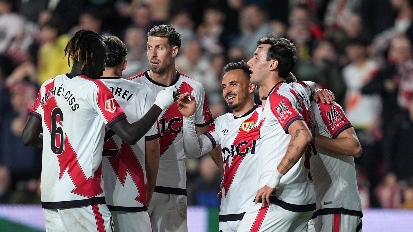 El Rayo Vallecano busca sellar en Vallecas su pase a cuartos de la Conference