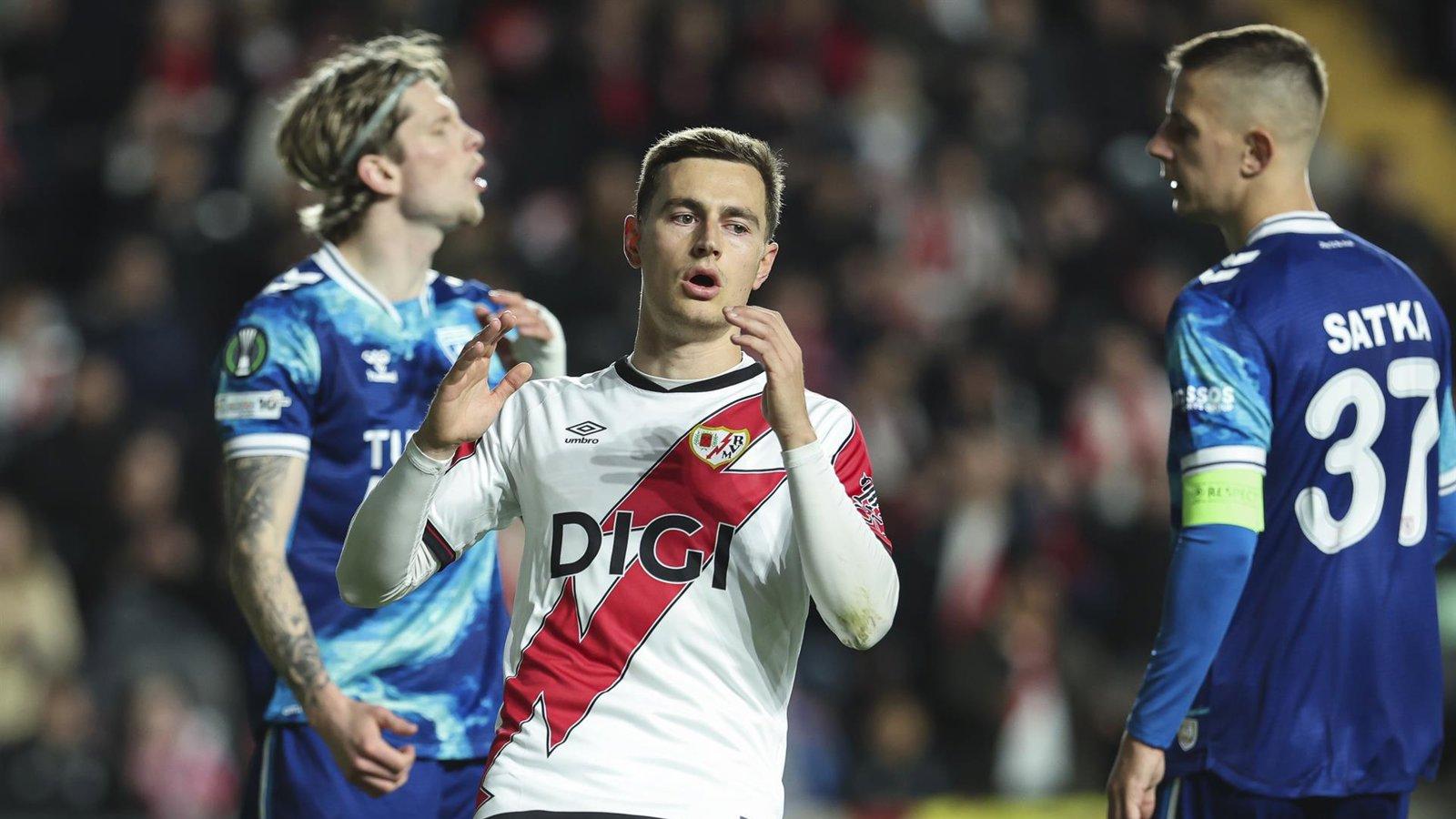 El Rayo Vallecano accede a cuartos de la Conference pese a caer en Vallecas