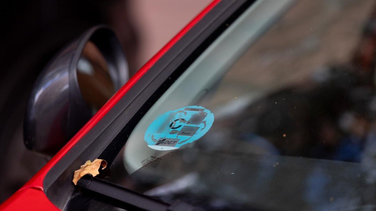 La Comunidad de Madrid destina cinco millones en ayudas para retirar coches sin etiqueta y comprar vehículos eléctricos