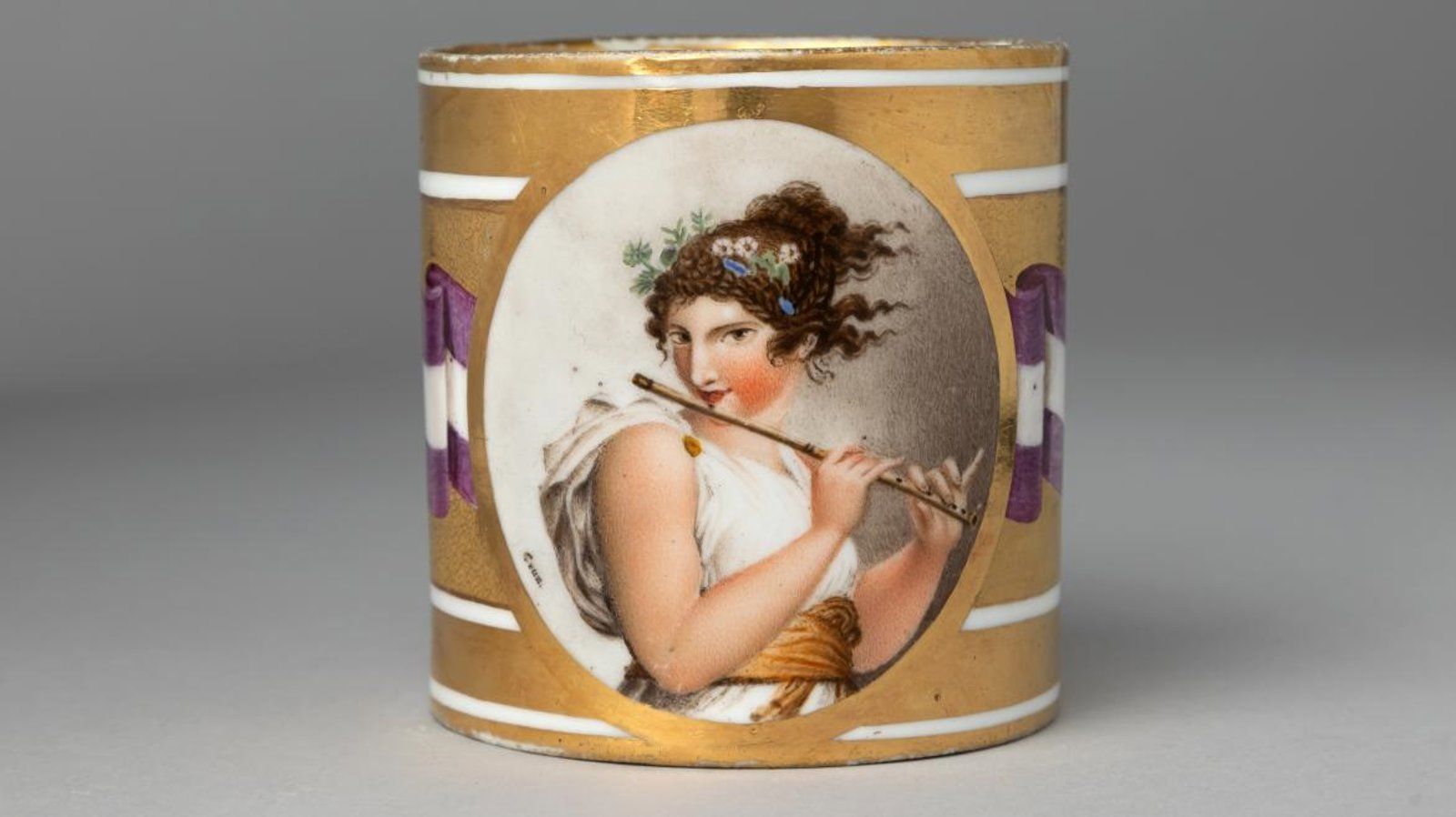 Una exposición reúne más de 70 piezas de la histórica porcelana del Buen Retiro
