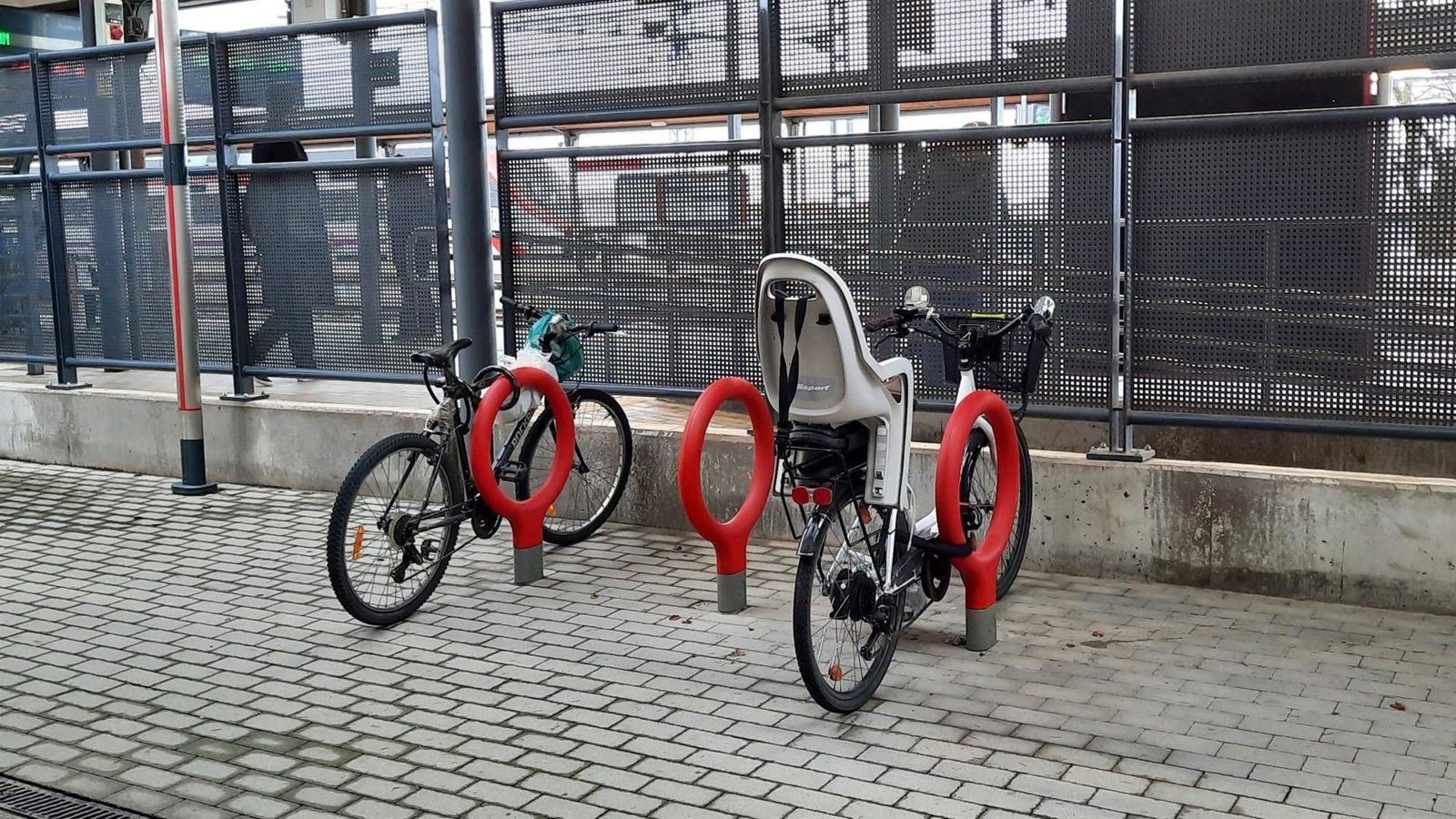 Cercanías Madrid instala 70 nuevos aparcabicis en 16 estaciones de la red