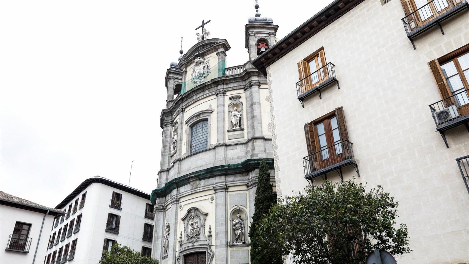 Los Bomberos de Madrid aseguran una plancha de plomo desprendida en la basílica de San Miguel