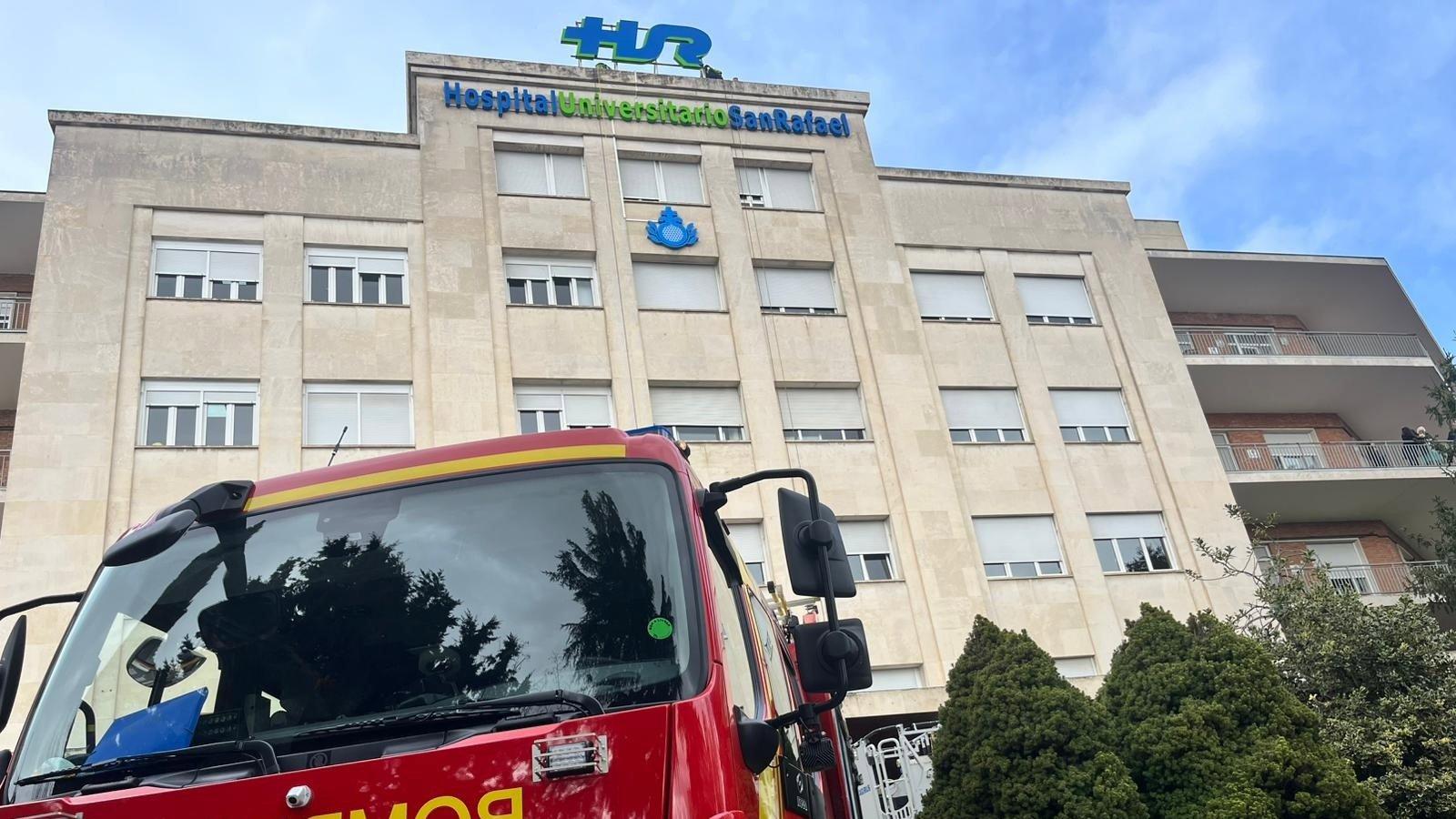 Bomberos de Madrid reparten juguetes a niños hospitalizados por San Juan de Dios