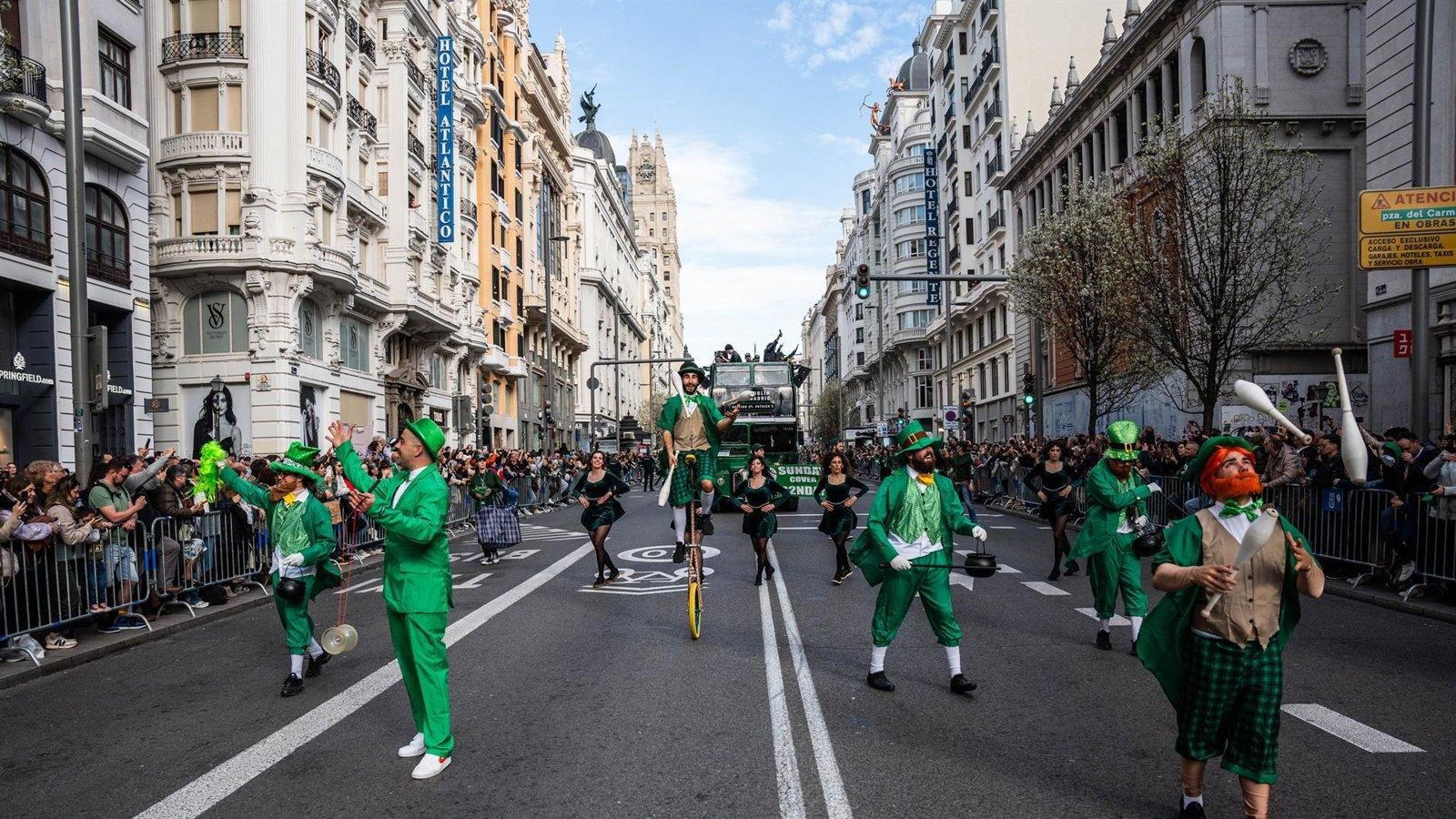 Gran Vía celebra San Patricio con un desfile de más de 700 gaiteros y 1.300 participantes