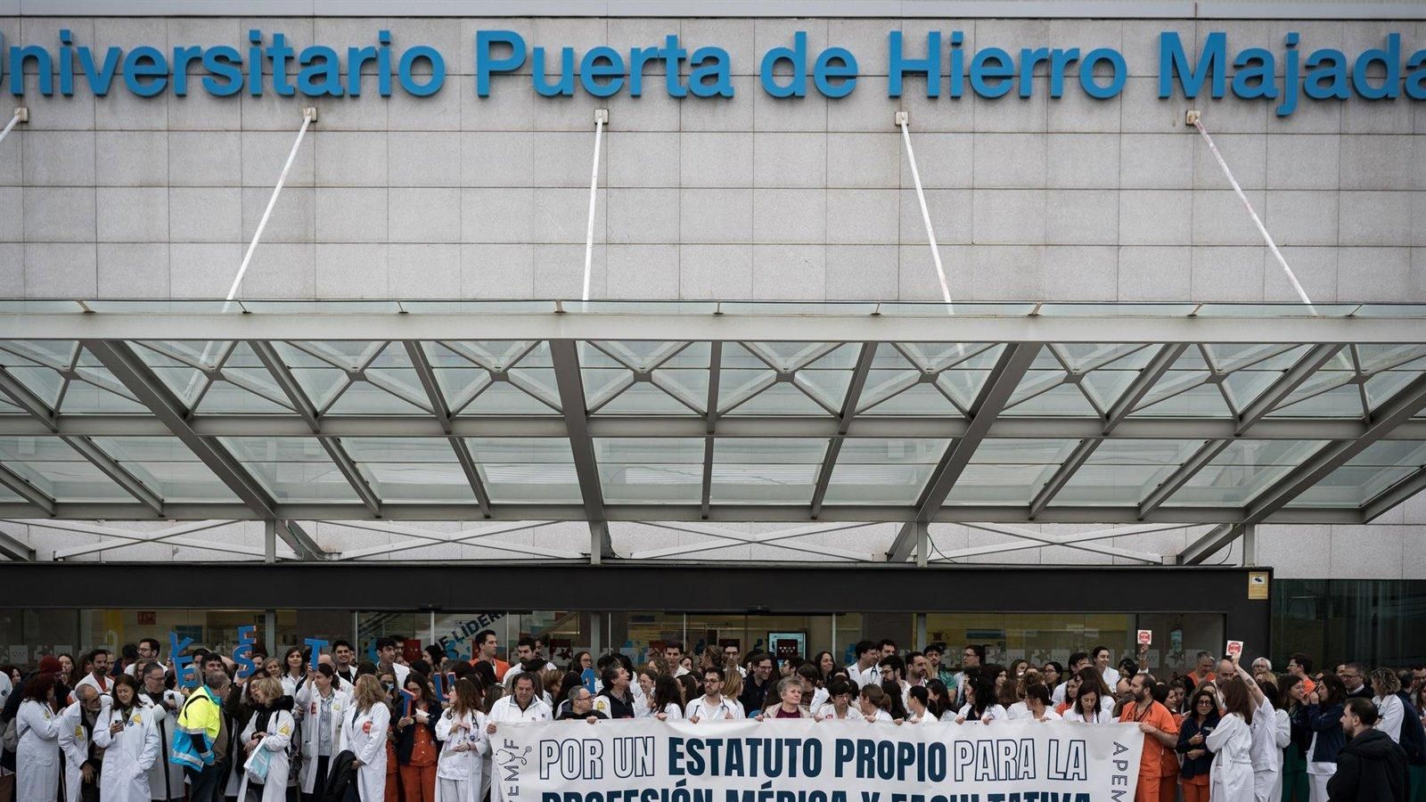 Los médicos madrileños urgen al Gobierno y a la Comunidad a dialogar en una nueva protesta en el Hospital Puerta de Hierro