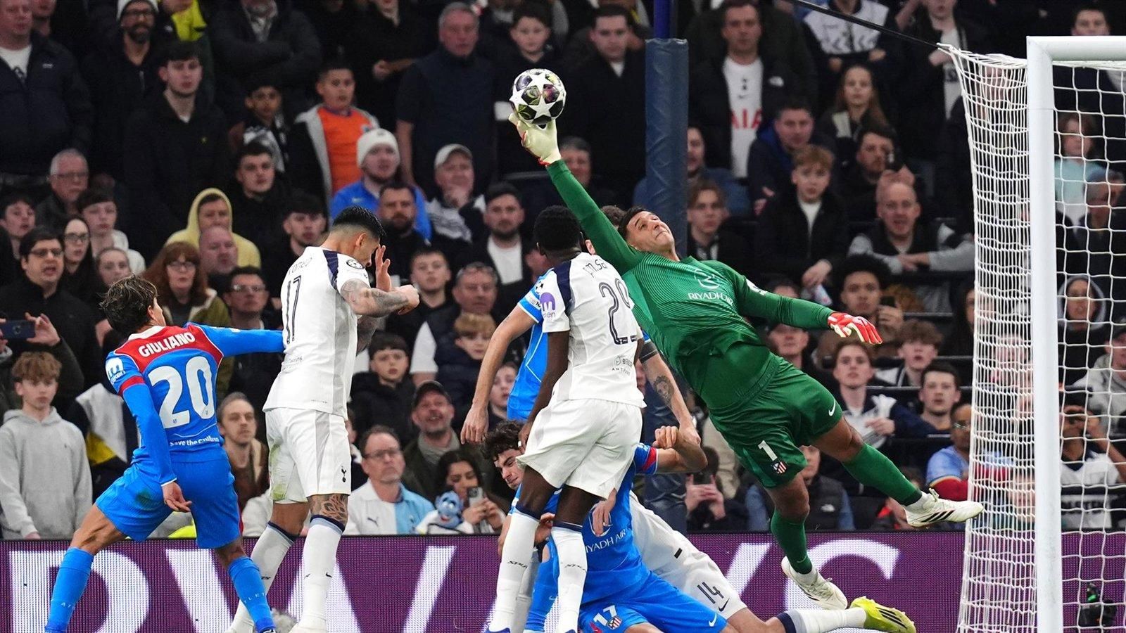 El Atlético avanza a cuartos pese a caer ante el Tottenham con Musso decisivo