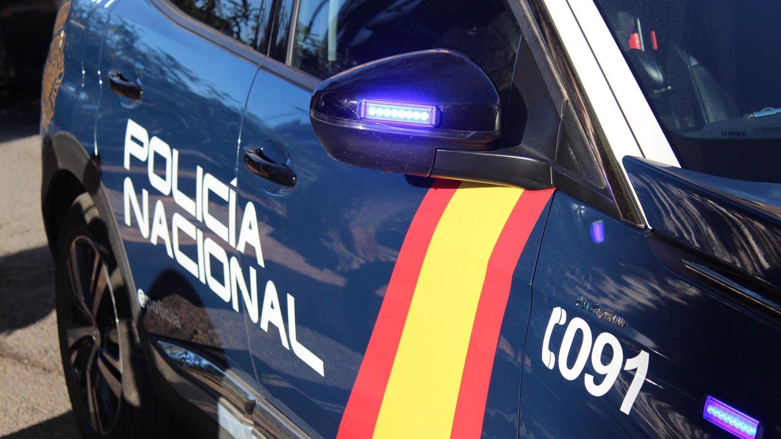 Detenido un hombre en Carabanchel cuando prendía fuego a varios contenedores de basura