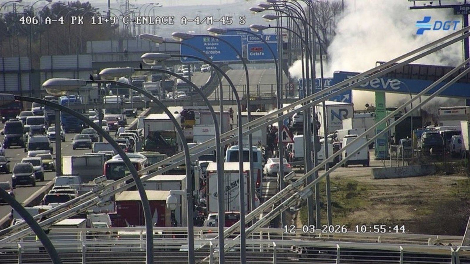 El incendio de un vehículo sin heridos obliga a cortar la A-4 y genera varios kilómetros de retención