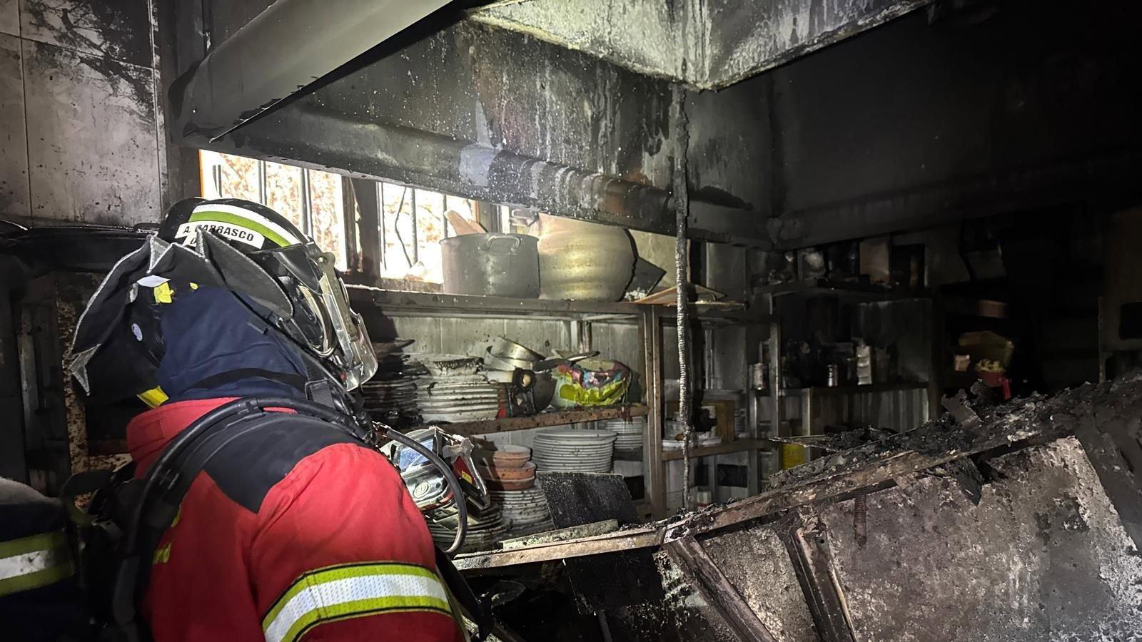 Dos hombres resultan intoxicados leves por humo tras un incendio en un restaurante de Coslada
