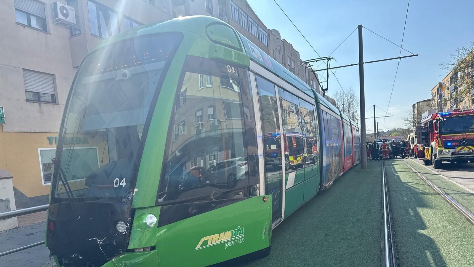 Tres heridos leves tras el choque entre un tranvía y un coche en Parla
