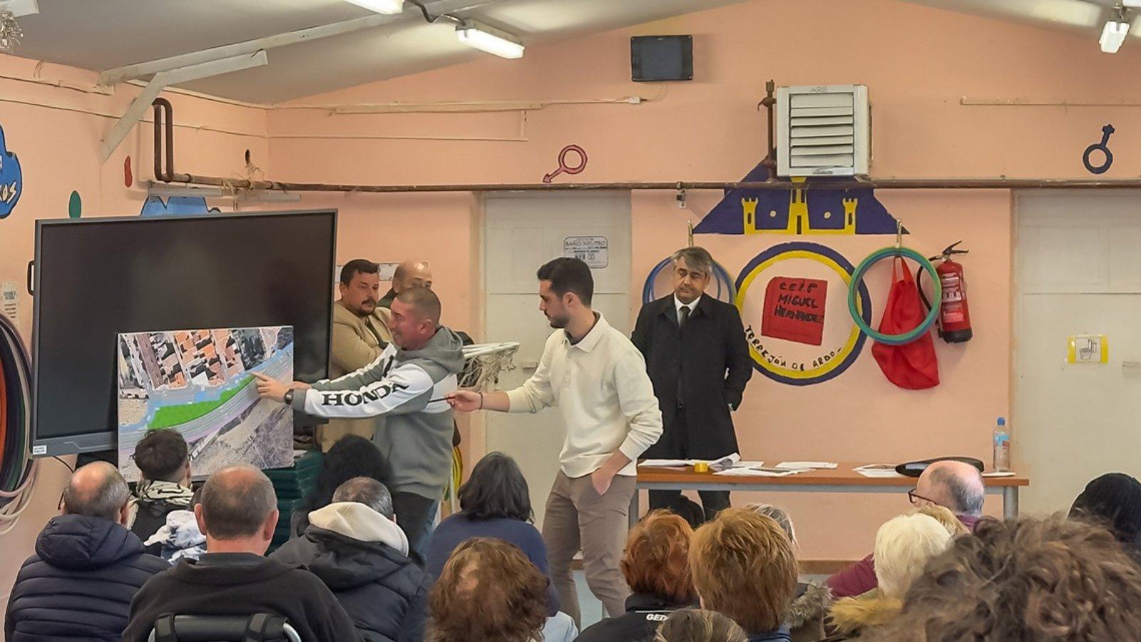 El alcalde de Torrejón informa a vecinos de El Castillo sobre las obras de la Ronda Sur