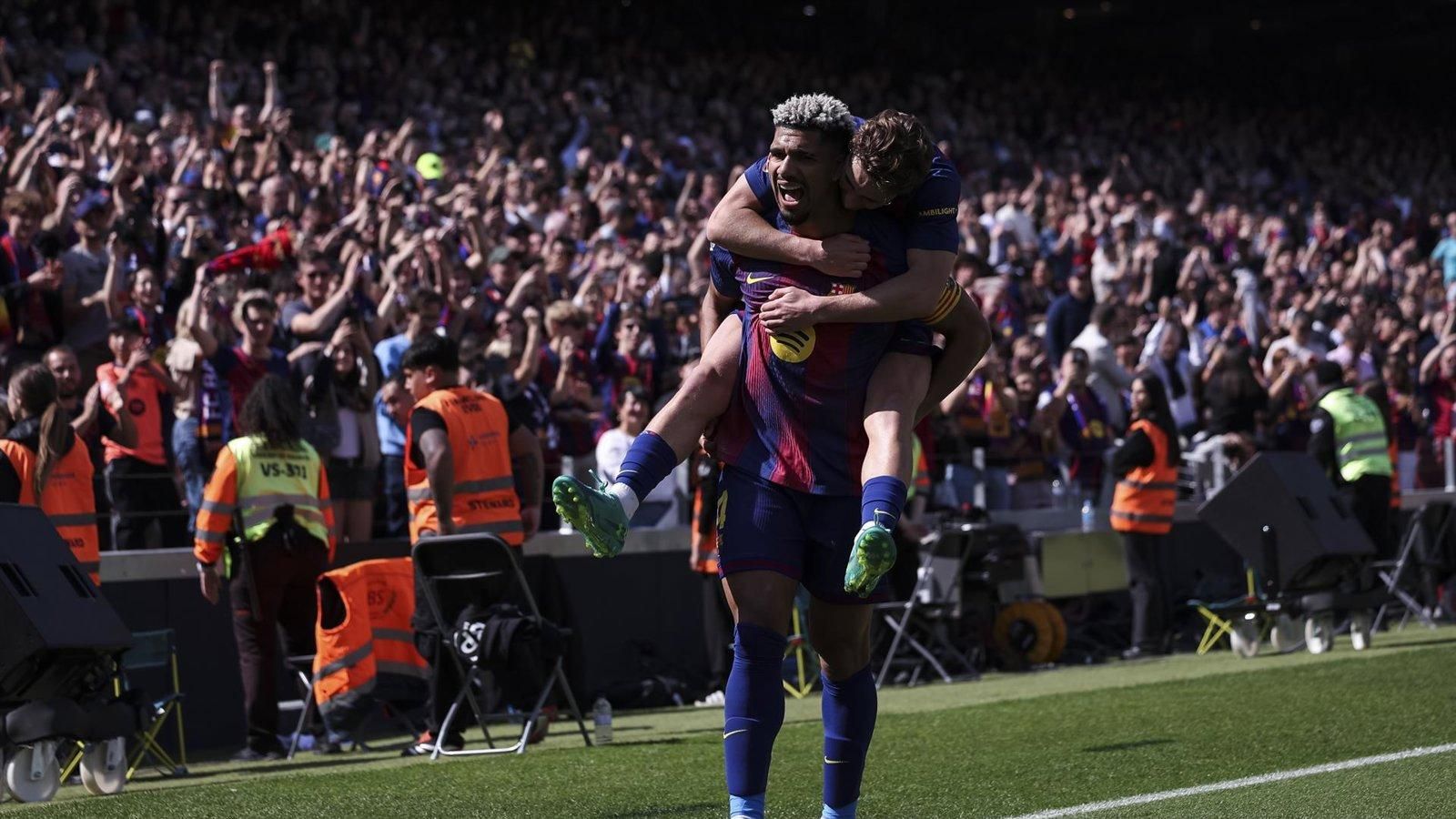 Araujo y Joan García sostienen al Barça ante el Rayo y refuerzan su liderato