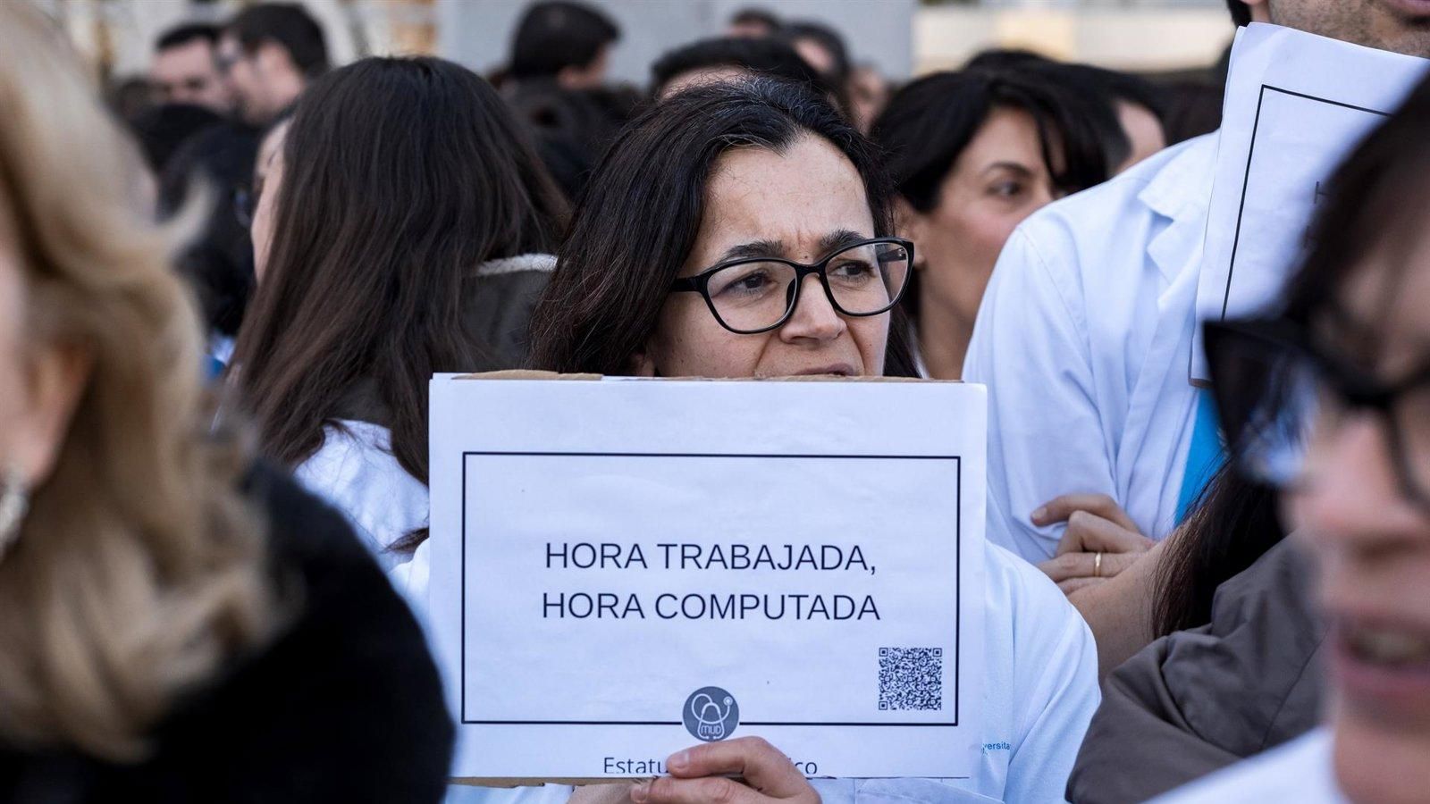 La Asamblea de Madrid debatirá la propuesta de Vox para reclamar un estatuto propio para los médicos
