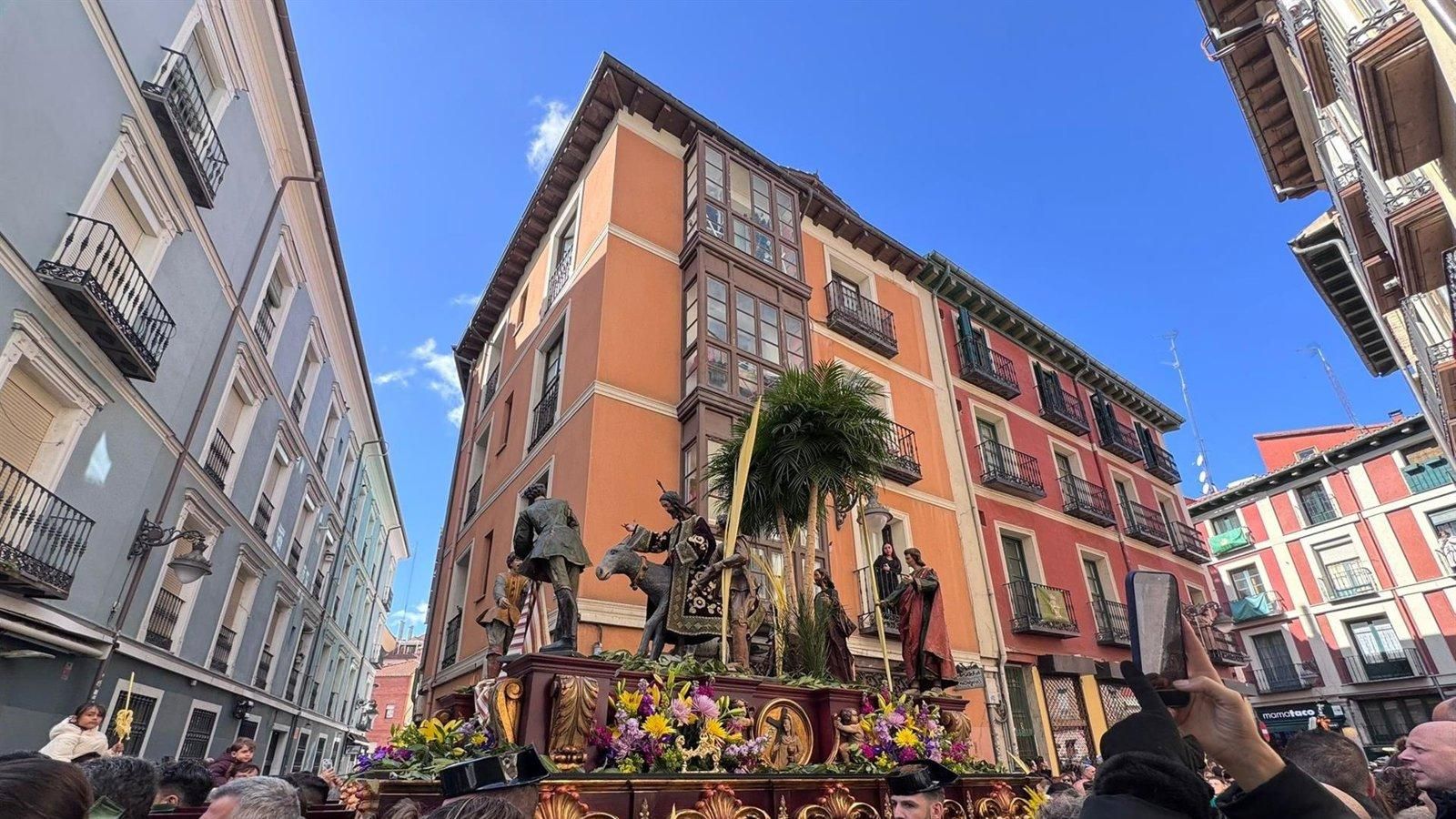 La Borriquilla reúne a miles de personas en Valladolid en un Domingo de Ramos frío pero multitudinario