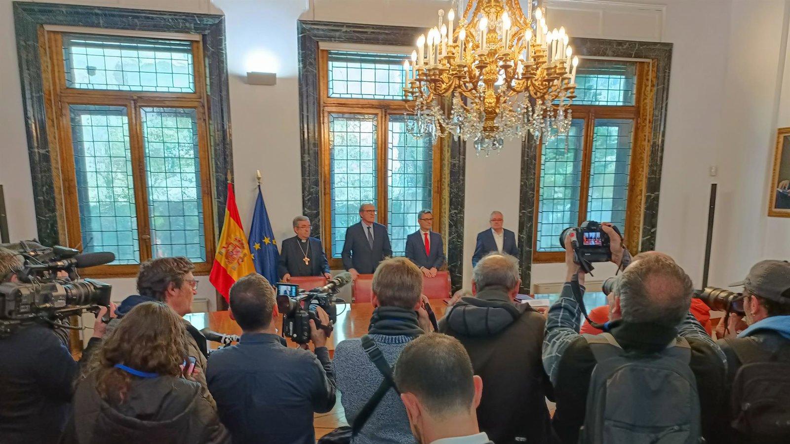 El Gobierno y la Iglesia acuerdan reparar a las víctimas de abusos sin fijar baremos