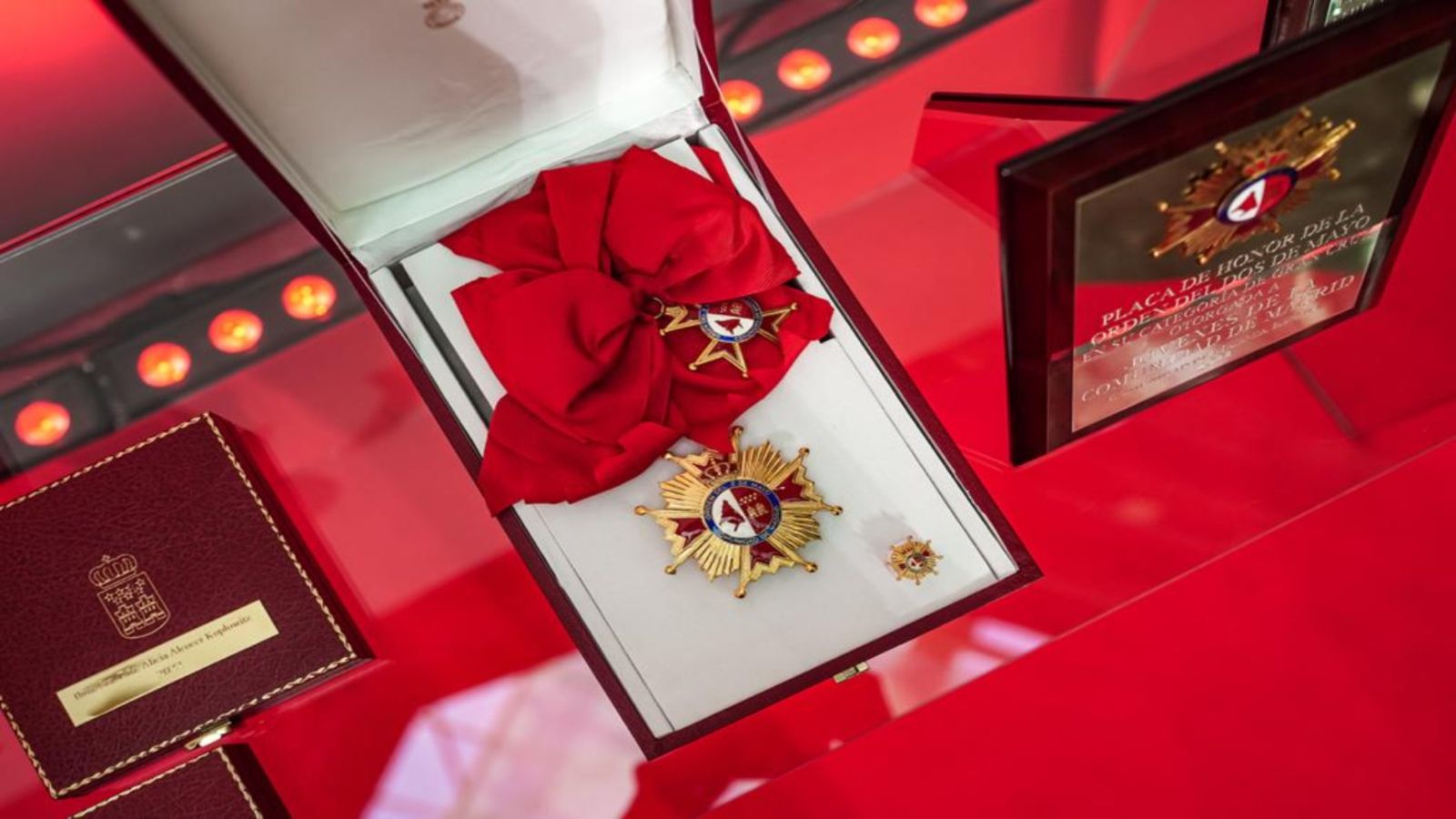 La Comunidad concederá la Gran Cruz del Dos de Mayo a Enrique Cerezo, Carlos Sainz y doce personalidades más