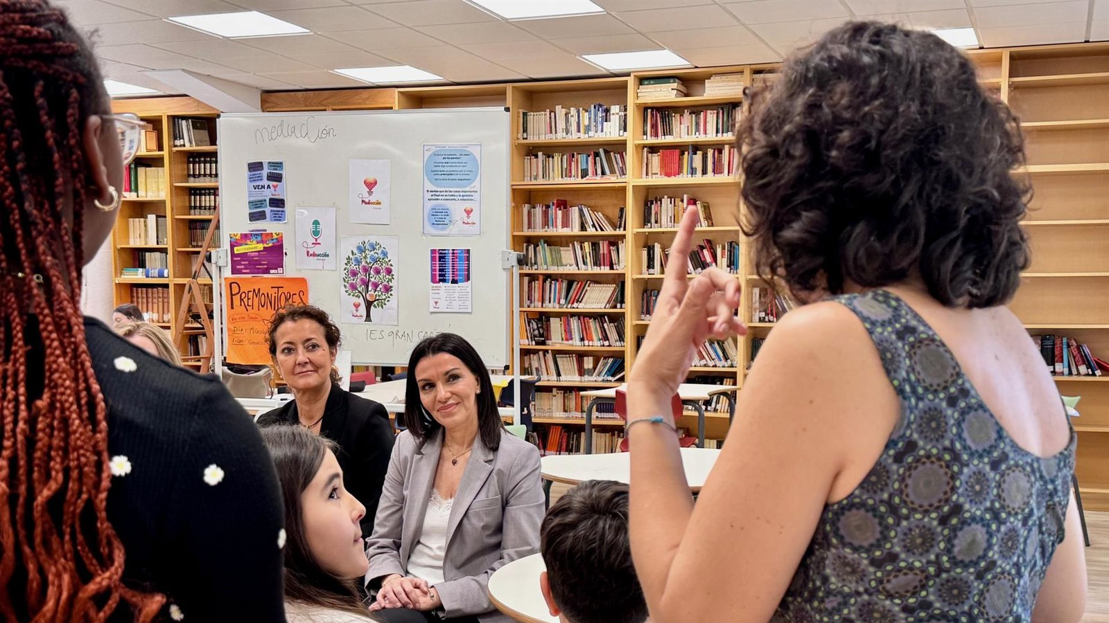 El Gobierno regional forma a 9.600 docentes para prevenir y resolver conflictos en las aulas