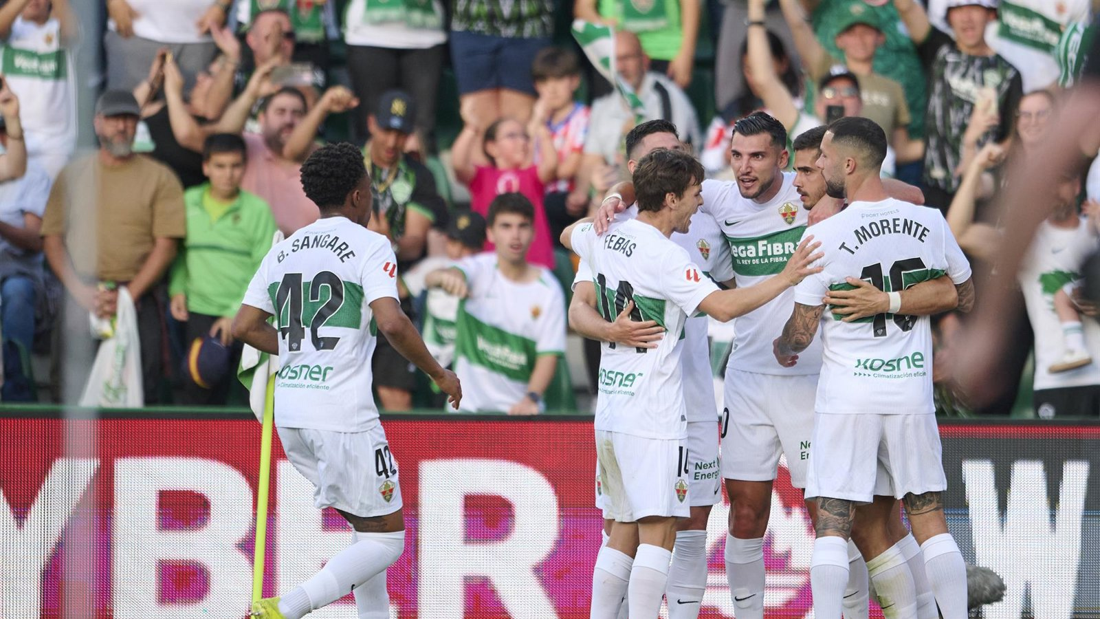 El Elche derrota al Atlético y da un paso hacia la permanencia