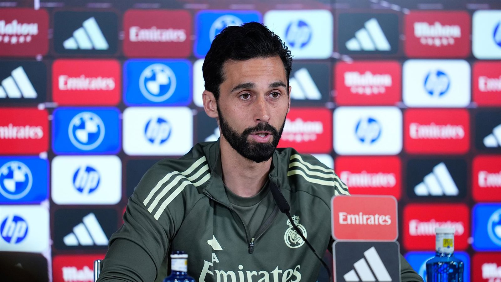 Arbeloa defiende que solo decide el once por razones futbolísticas