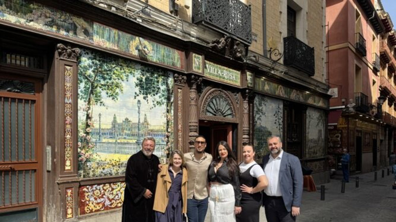 El Ayuntamiento reconoce con una placa al tablao Villa Rosa